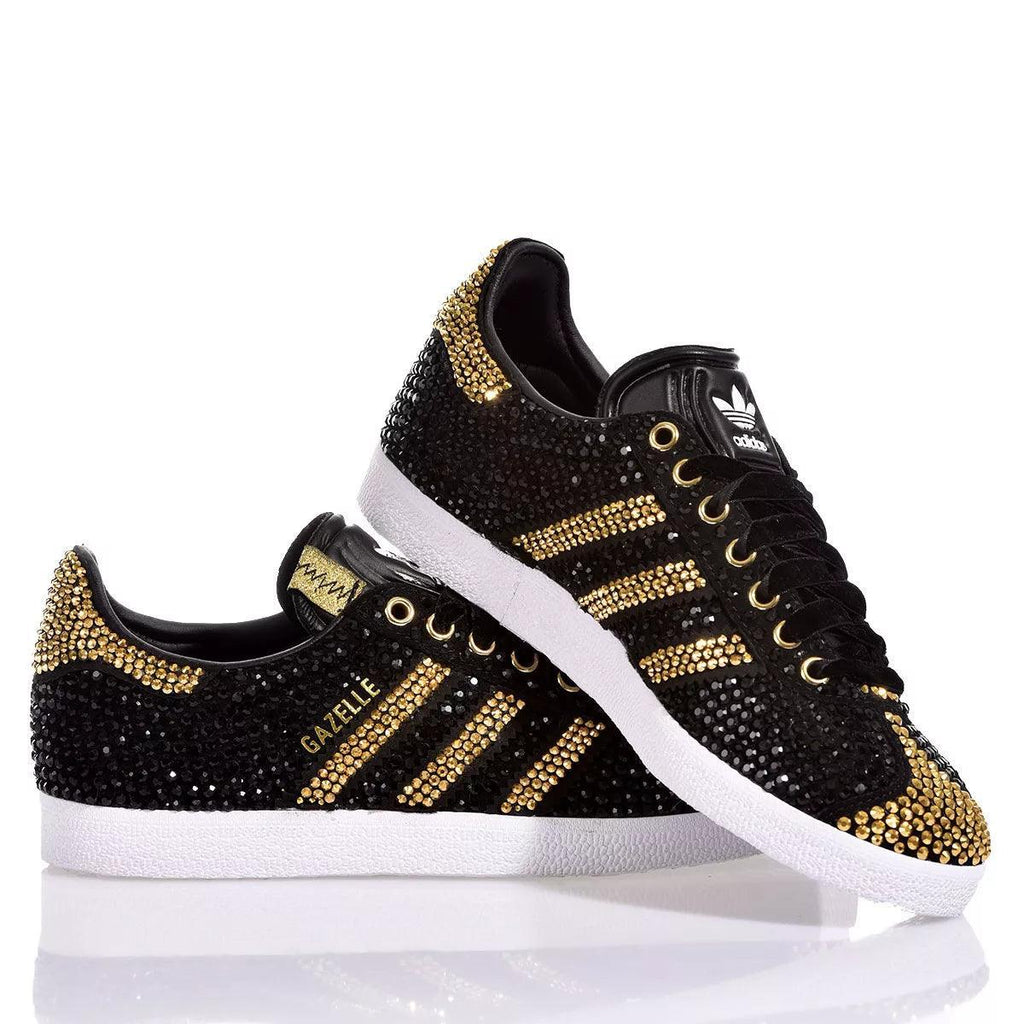 Sneakers nere Adidas Gazelle customizzate con strass oro e dettagli brillanti, stile unico artigianale