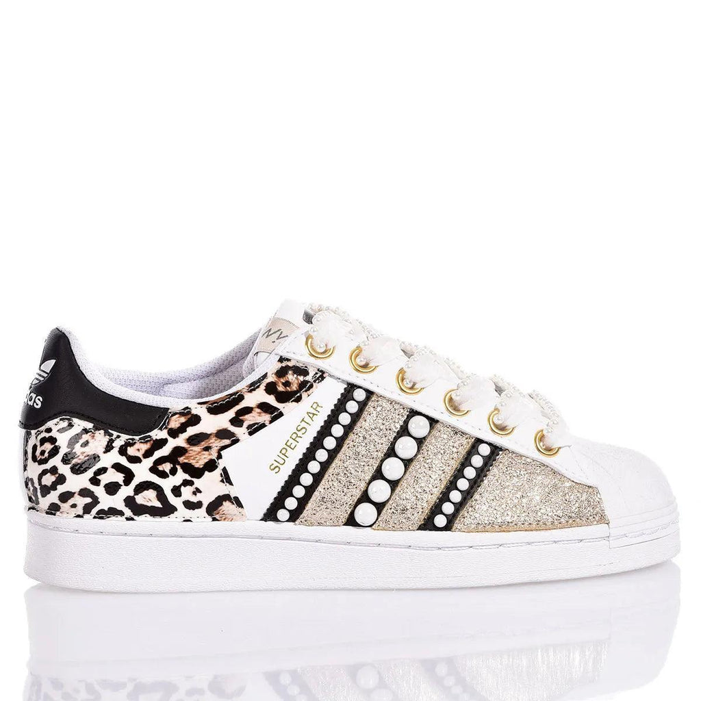 Sneaker Superstar custom con stampa leopardo, strass e glitter oro, lacci perle