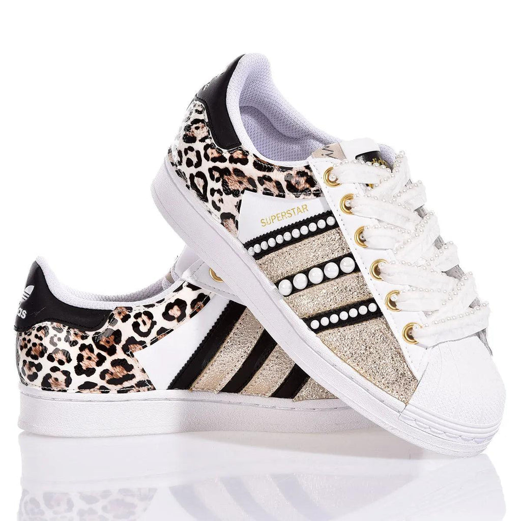 Sneakers Superstar custom con stampa leopardo, strass e perle, stile unico artigianale